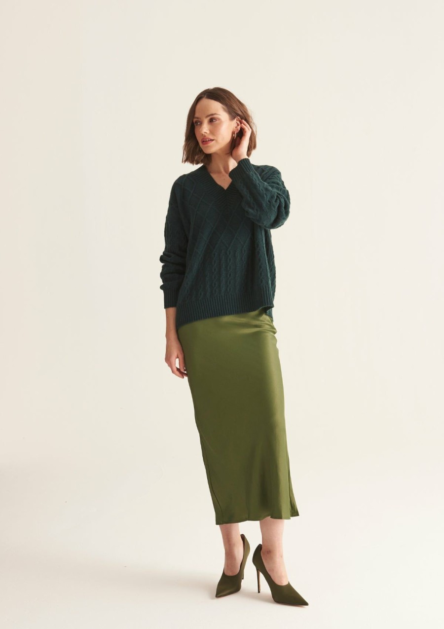 Women Loop Cashmere | Ribbed Trim Cable Cashmere V Neck Sweater In Bottle Green